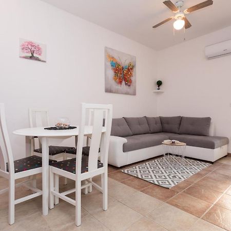 Lara - Apartment Near The Beach Vrbnik Extérieur photo