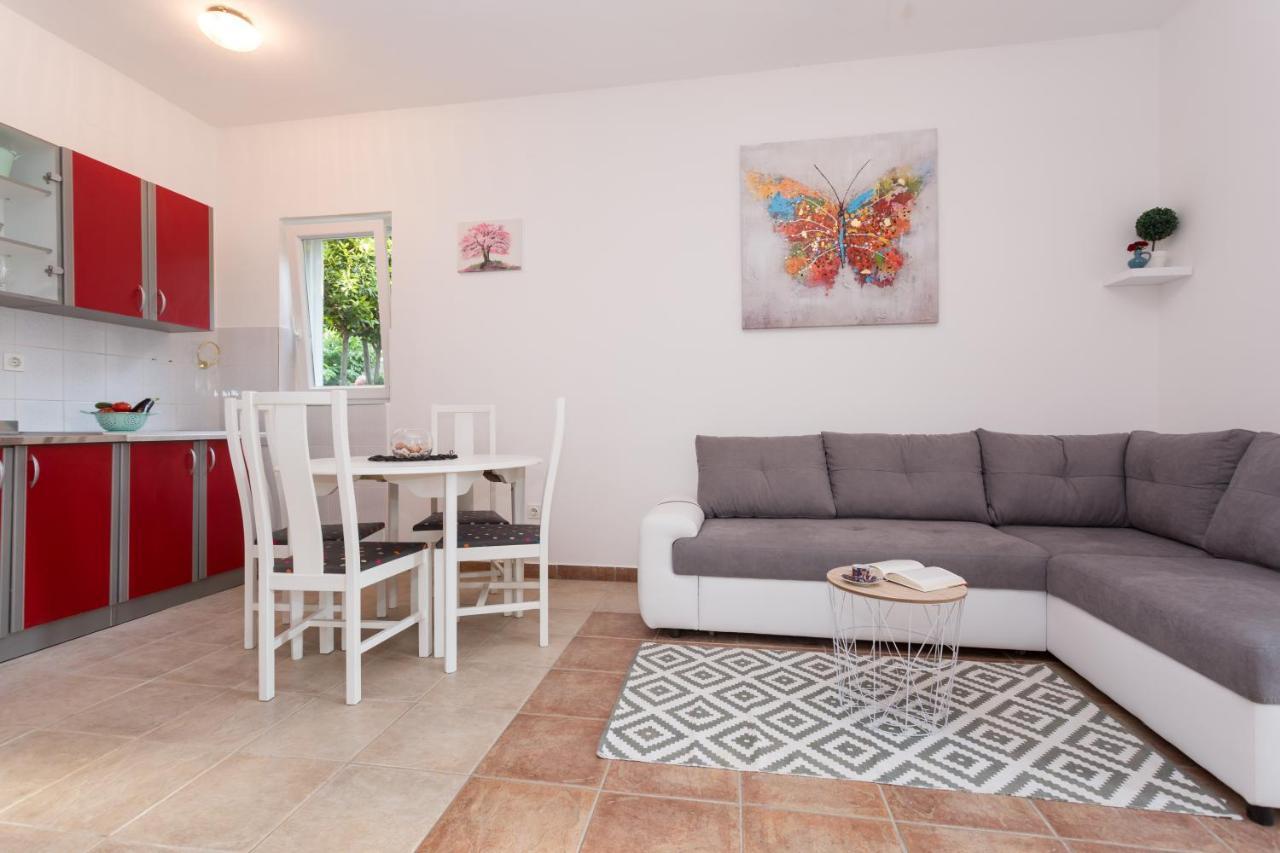 Lara - Apartment Near The Beach Vrbnik Extérieur photo