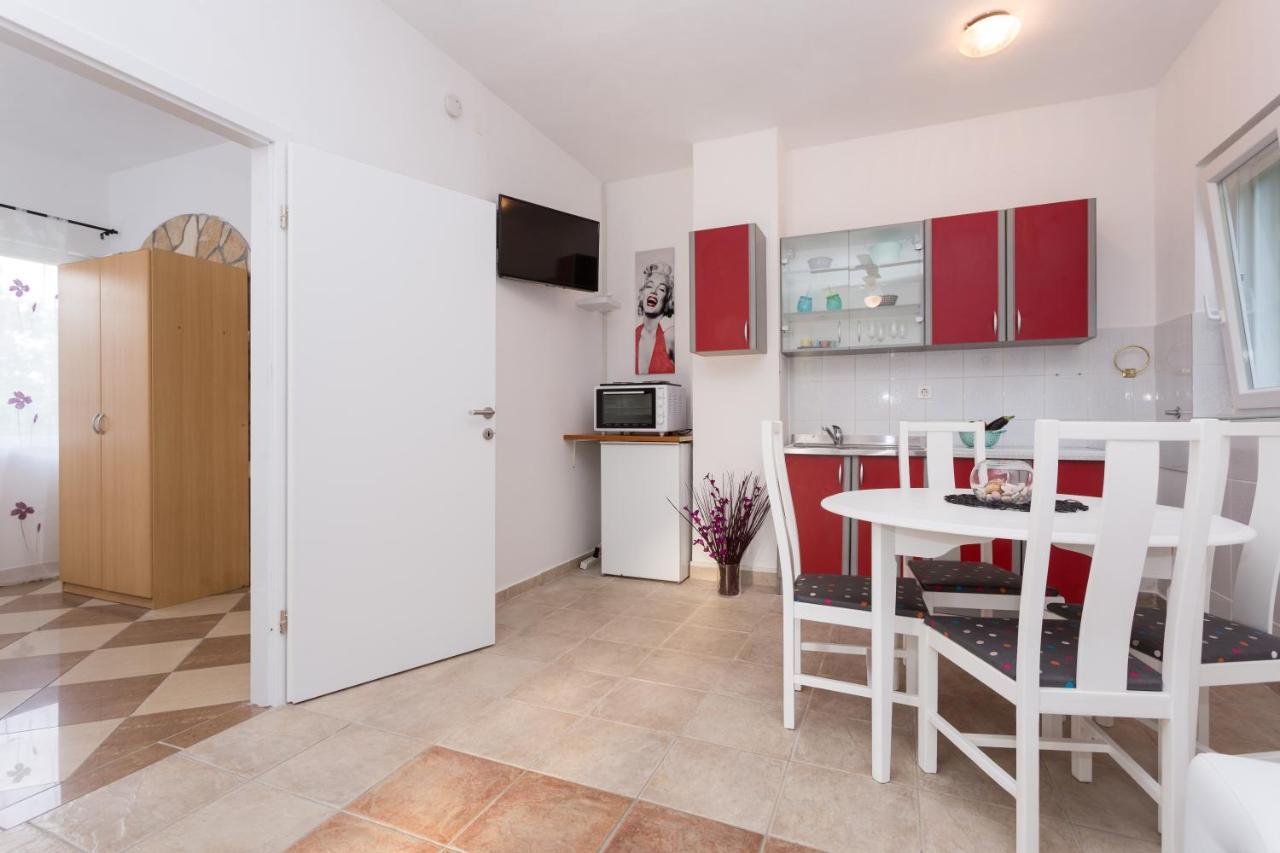 Lara - Apartment Near The Beach Vrbnik Extérieur photo