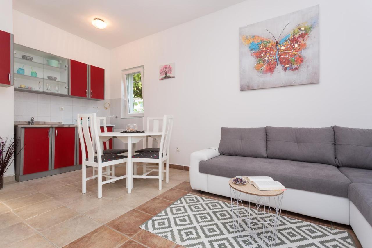Lara - Apartment Near The Beach Vrbnik Extérieur photo