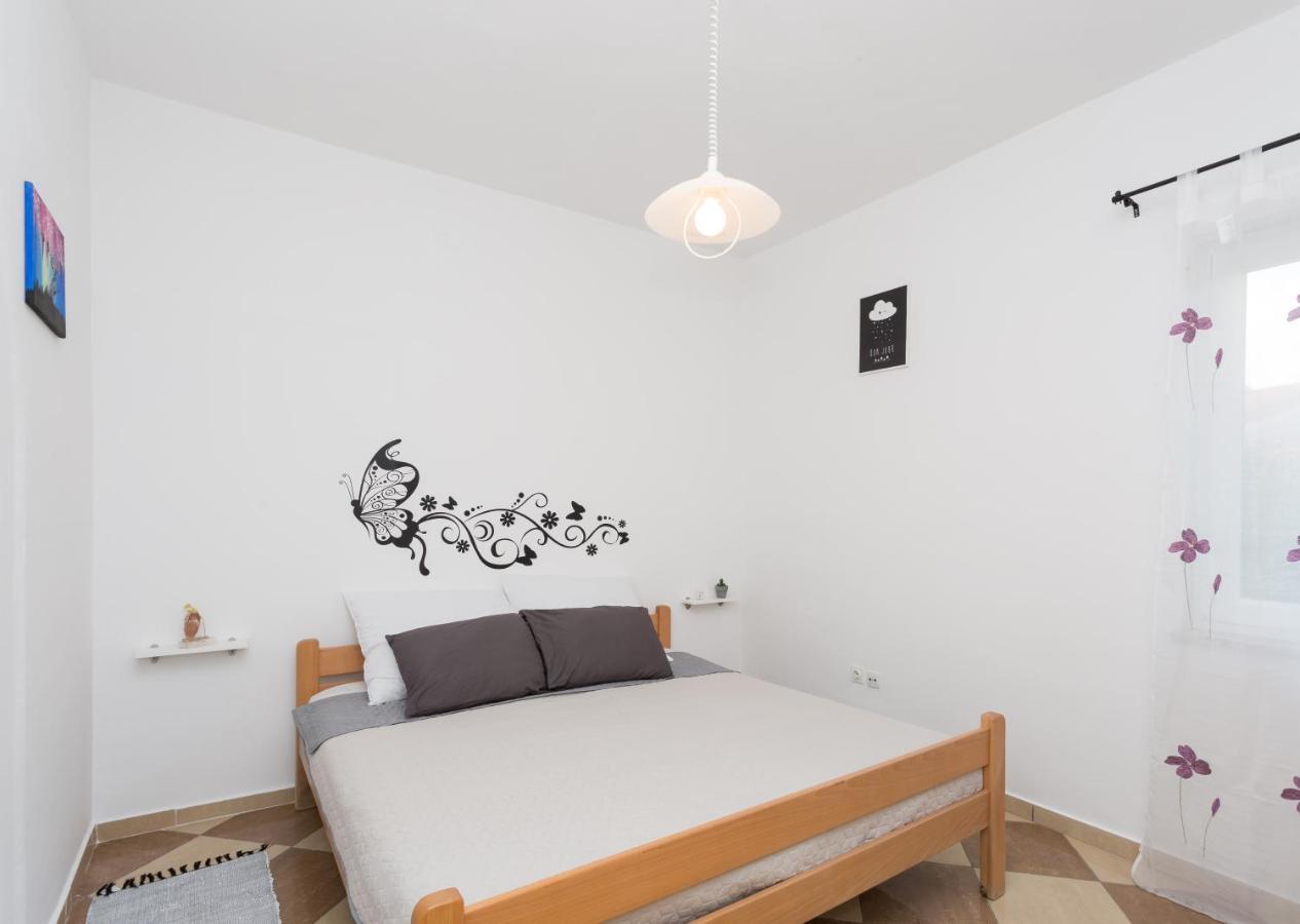 Lara - Apartment Near The Beach Vrbnik Extérieur photo