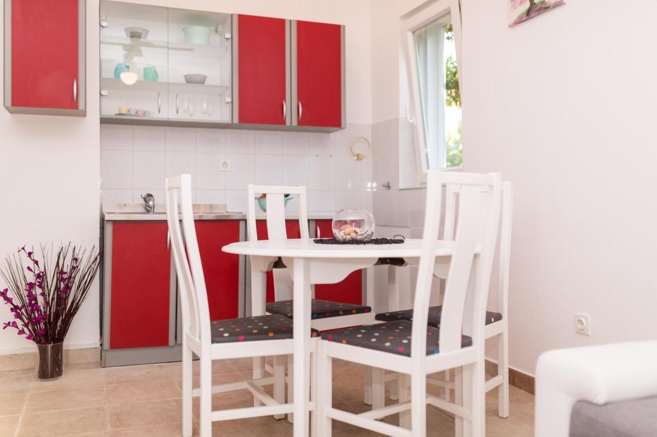 Lara - Apartment Near The Beach Vrbnik Extérieur photo