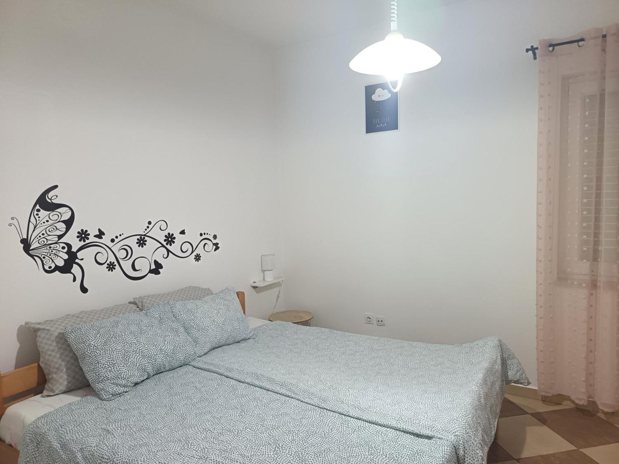 Lara - Apartment Near The Beach Vrbnik Extérieur photo